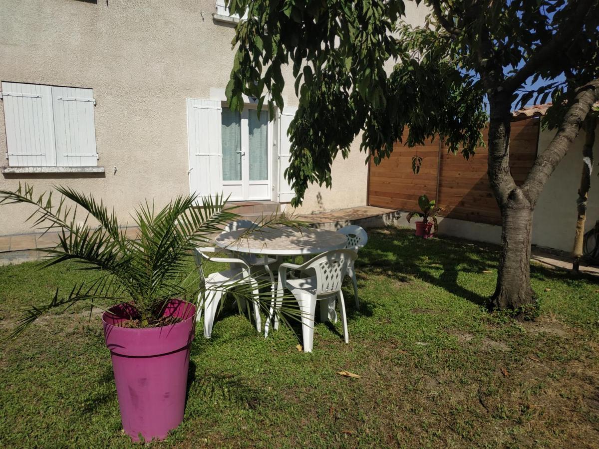 Appart 28m2 avec jardin et parking privé Lägenhet Milhaud Exteriör bild